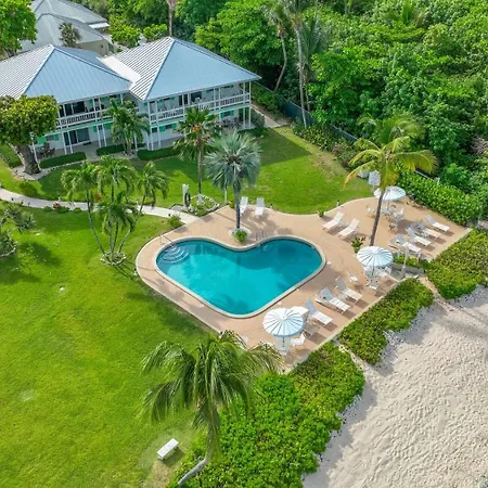 7 Mile Beach, 2Br Ground Floor Oceanfront Condo With Pool And Large Patio, Sleeps 6